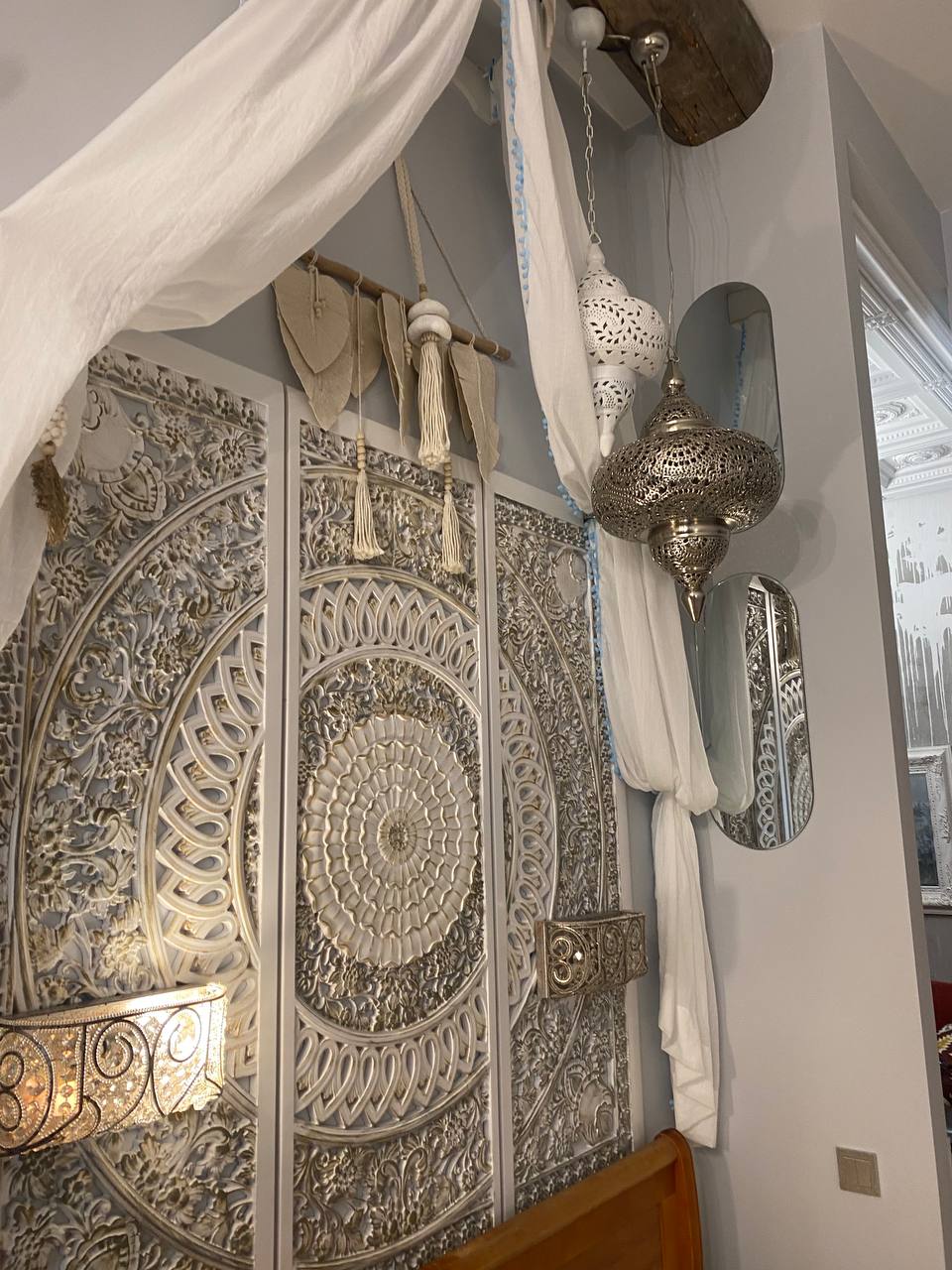 Панно MH75 создает атмосферу в спальне